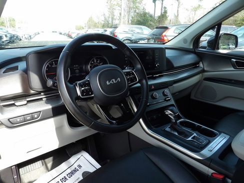 Used 2022 Kia Carnival LX image 9
