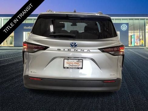 Used 2025 Toyota Sienna XLE FWD image 28