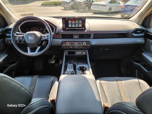 Used 2025 Honda Pilot Touring image 8