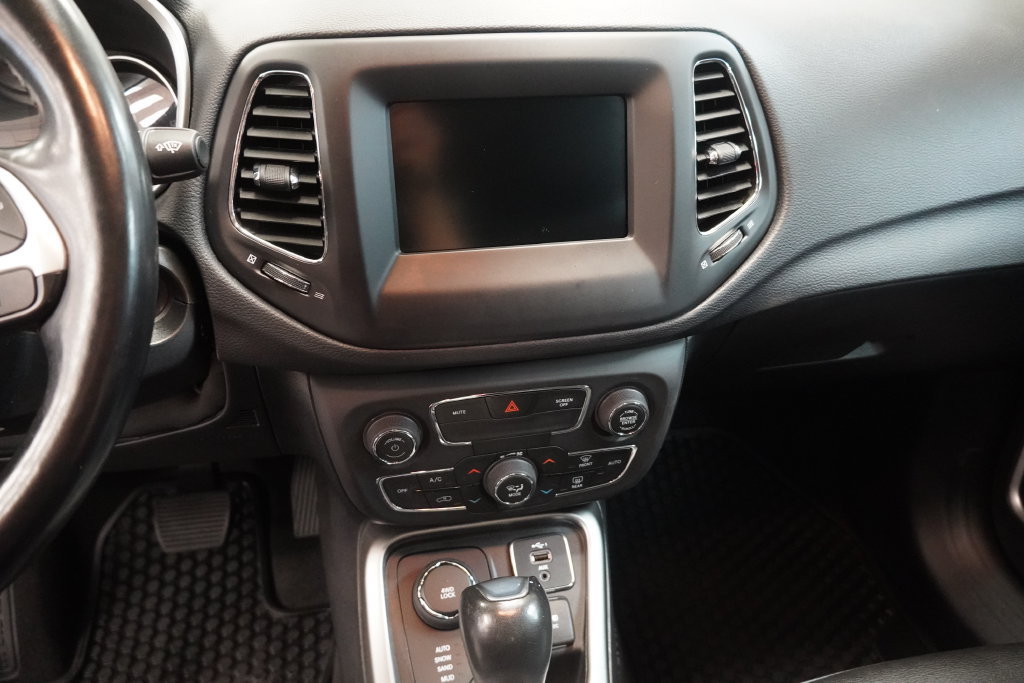 Used 2020 Jeep Compass Latitude w/ Cold Weather Group AWD/4WD image 15