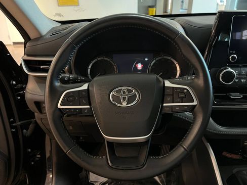 Used 2025 Toyota Highlander LE FWD image 29