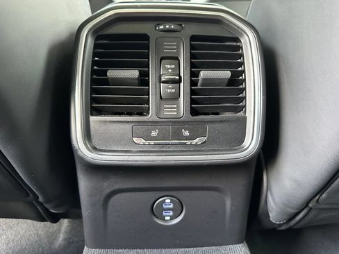 Used 2024 Porsche Macan AWD/4WD image 41