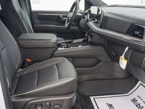 New 2025 Chevrolet Suburban Premier image 13