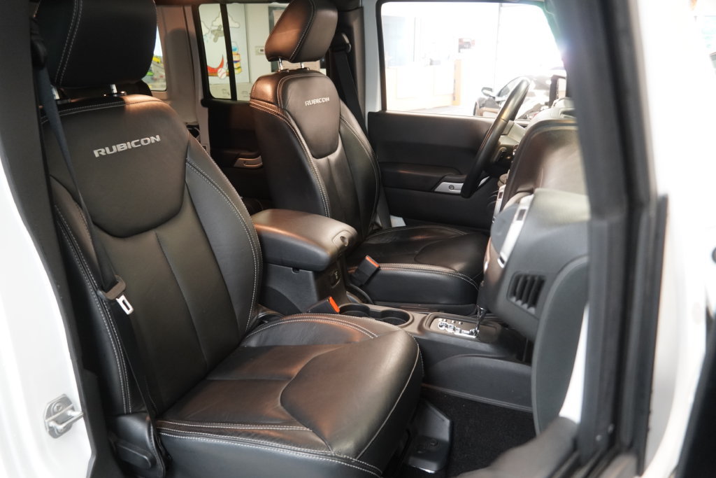 Used 2015 Jeep Wrangler Unlimited Rubicon w/ Connectivity Group AWD/4WD image 31