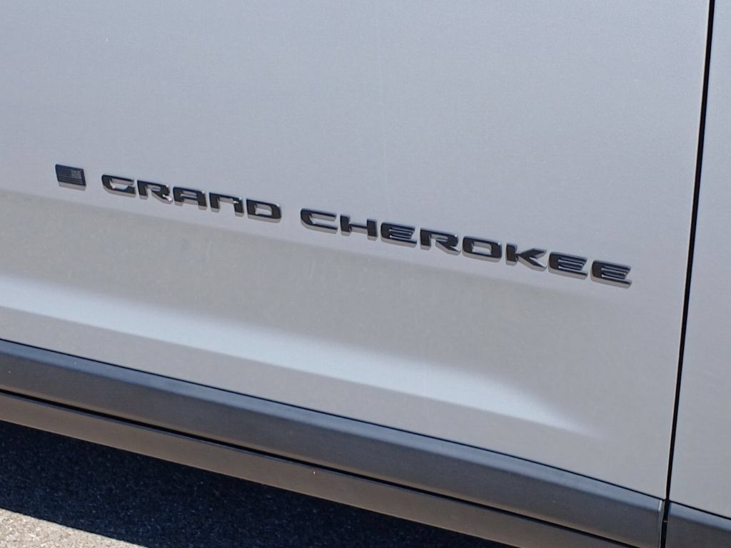 Used 2023 Jeep Grand Cherokee Altitude AWD/4WD image 29