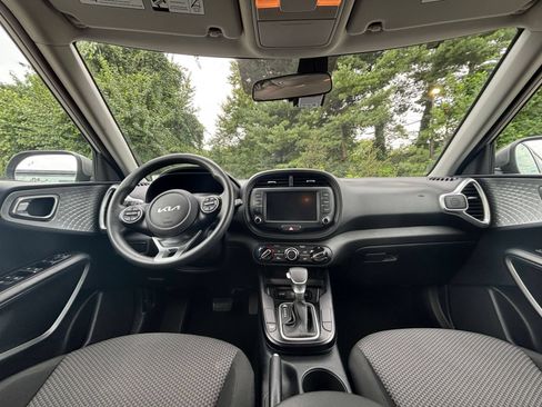 Used 2025 Kia Soul LX w/ LX Technology Package FWD image 31