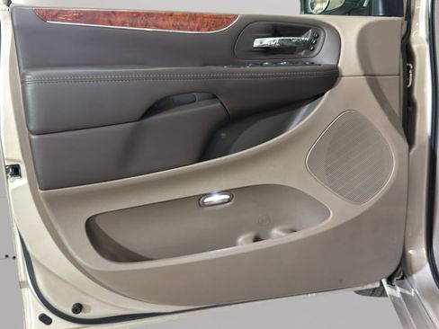 Used 2015 Chrysler Town & Country Limited Platinum FWD image 20