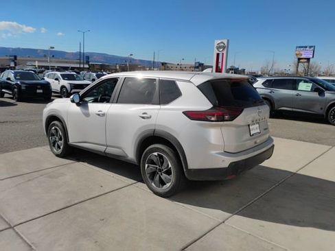 Used 2024 Nissan Rogue SV image 7