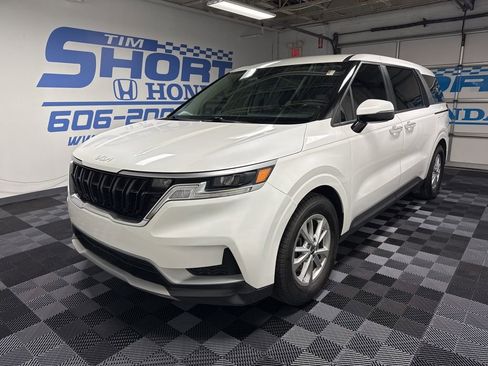 Used 2022 Kia Carnival LX image 1