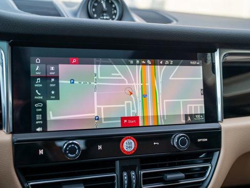 Certified 2025 Porsche Macan image 16