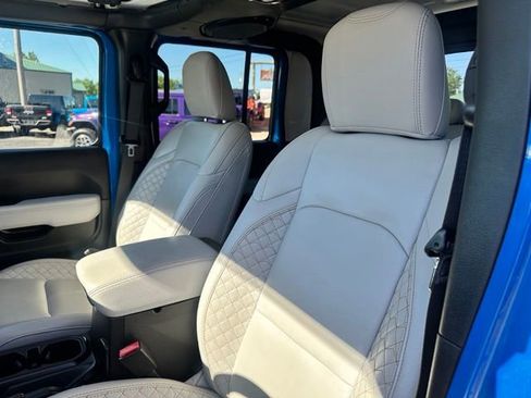 Used 2023 Jeep Gladiator Overland AWD/4WD image 21