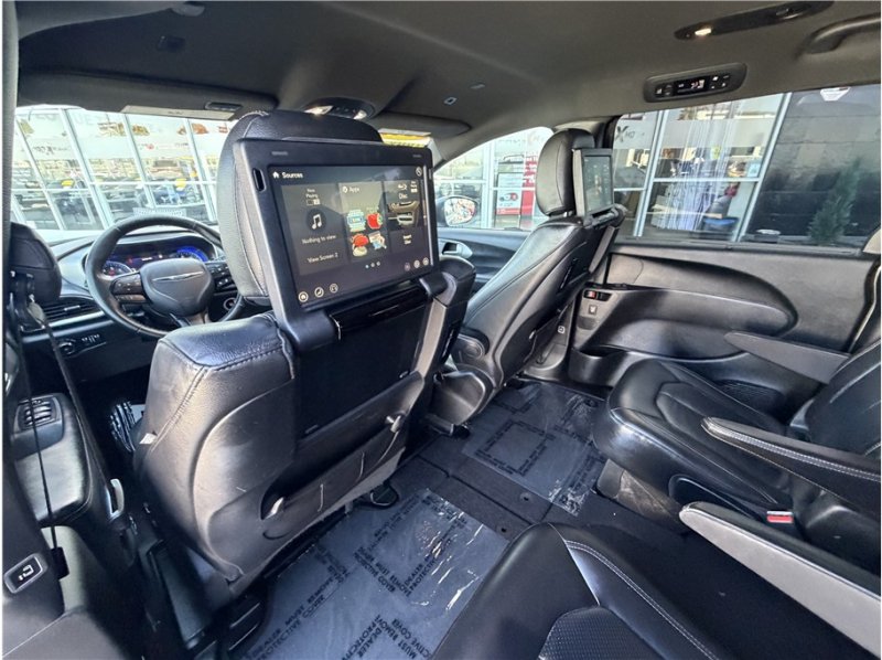 Used 2019 Chrysler Pacifica Touring-L Plus w/ Advanced Safetytec Group FWD image 23