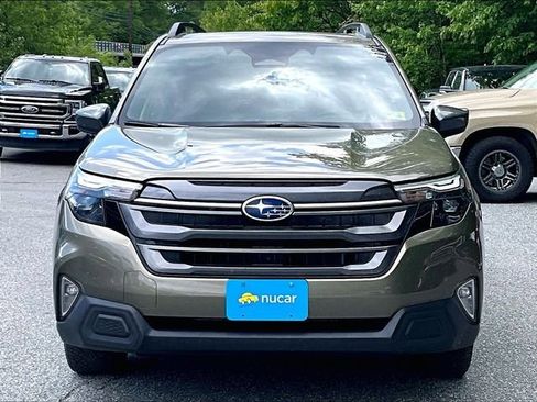 Used 2025 Subaru Forester Premium AWD/4WD image 2