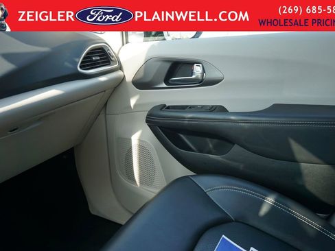 Used 2024 Chrysler Pacifica Touring-L FWD image 34