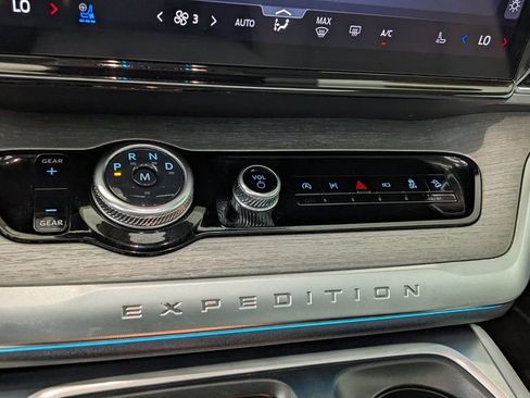 Certified 2025 Ford Expedition Platinum image 31