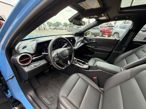 Used 2024 Chevrolet Trax RS w/ Sunroof Package FWD image 17