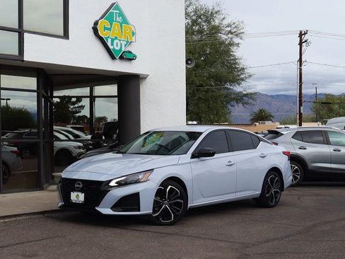 Used 2023 Nissan Altima 2.5 SR image 2