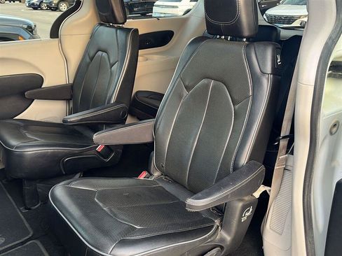Used 2018 Chrysler Pacifica Limited w/ Tire & Wheel Group FWD image 10