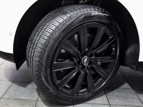 Used 2025 Land Rover Range Rover SE image 7