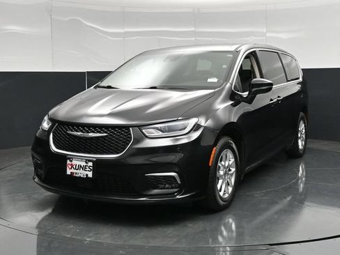 Certified 2023 Chrysler Pacifica Touring-L FWD image 7