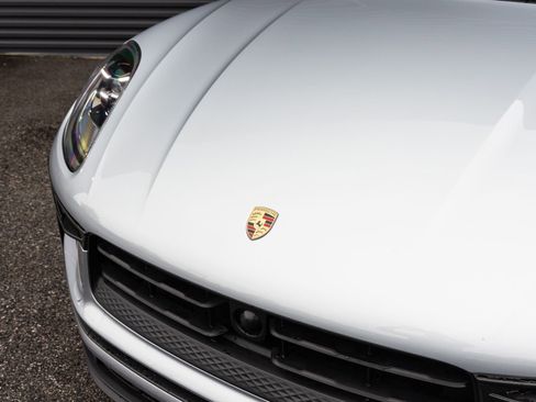 Certified 2025 Porsche Macan AWD/4WD image 10