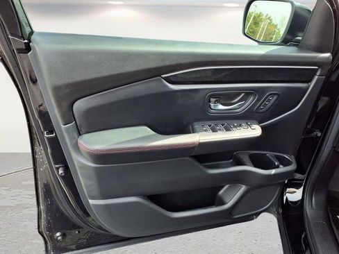 Used 2025 Honda Pilot Black Edition image 17