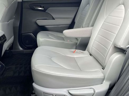 Used 2021 Toyota Highlander XLE image 15