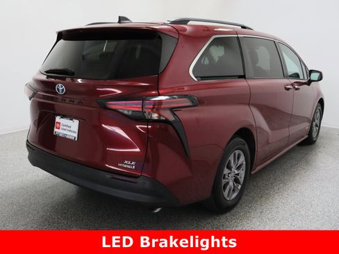 Certified 2021 Toyota Sienna XLE image 7