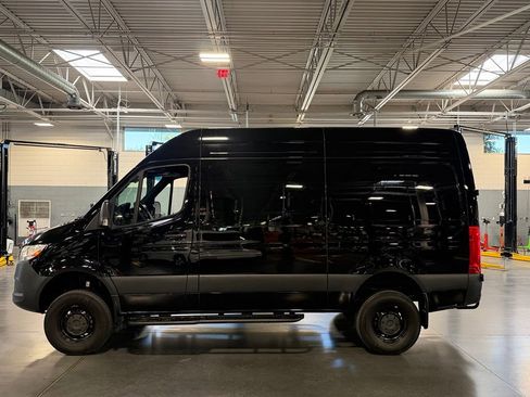 Used 2024 Mercedes-Benz Sprinter 2500 image 9