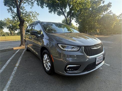 Used 2022 Chrysler Pacifica Touring-L FWD image 1