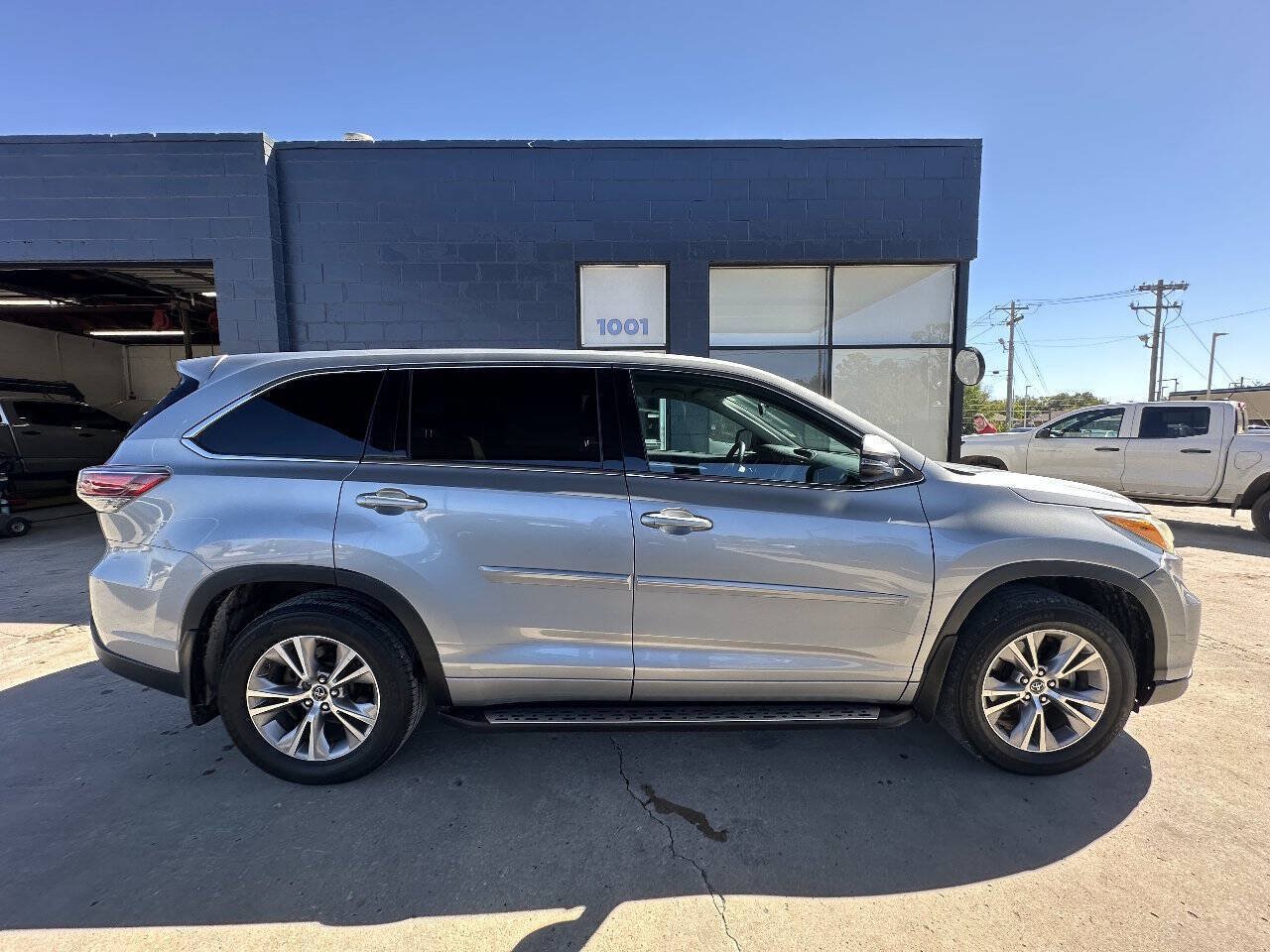 Used 2016 Toyota Highlander Plus FWD image 9