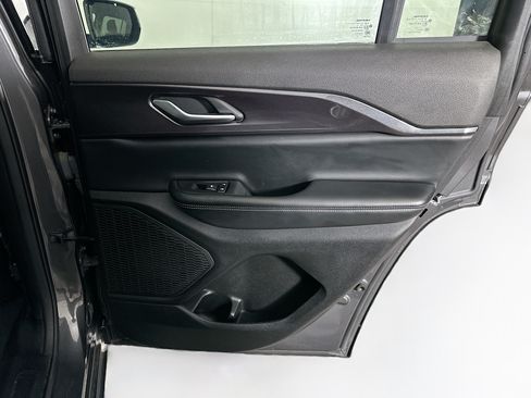 Used 2023 Jeep Grand Cherokee Laredo AWD/4WD image 28
