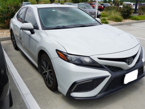 Used 2022 Toyota Camry SE FWD image 3