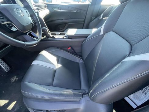 Used 2025 Toyota Camry SE image 11