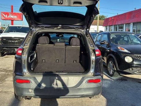 Used 2016 Jeep Cherokee Sport image 2