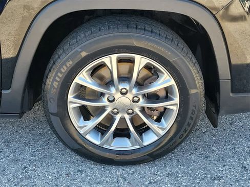 Used 2020 Jeep Cherokee Latitude Plus image 5