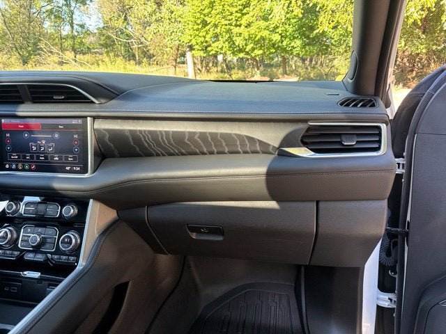 Used 2021 GMC Yukon XL Denali w/ Denali Premium Package AWD/4WD image 34
