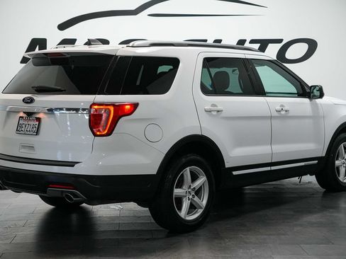 Used 2018 Ford Explorer XLT FWD image 4