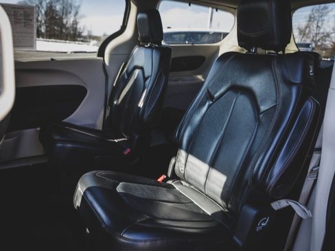 Used 2019 Chrysler Pacifica Touring-L image 23