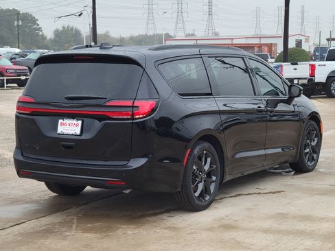 New 2026 Chrysler Pacifica Select w/ S Appearance Package image 5