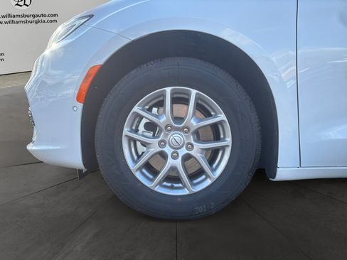 New 2026 Chrysler Pacifica Select image 14