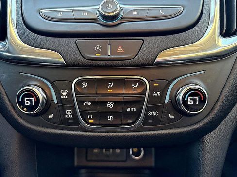 Used 2023 Chevrolet Equinox LT image 19