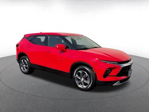 Used 2025 Chevrolet Blazer LT FWD image 2