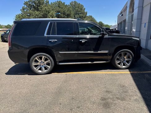 Used 2017 Cadillac Escalade Luxury AWD/4WD image 6