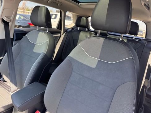 Used 2024 Volkswagen Taos SE image 11