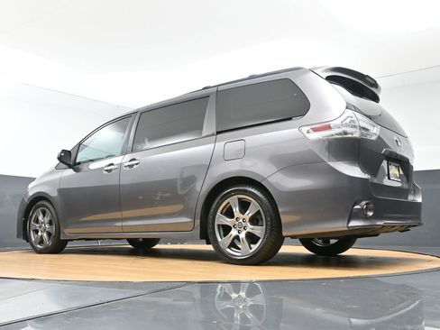 Used 2018 Toyota Sienna SE FWD image 50