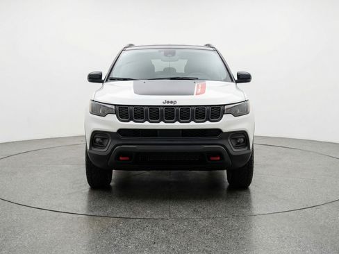 Used 2025 Jeep Compass Trailhawk AWD/4WD image 2