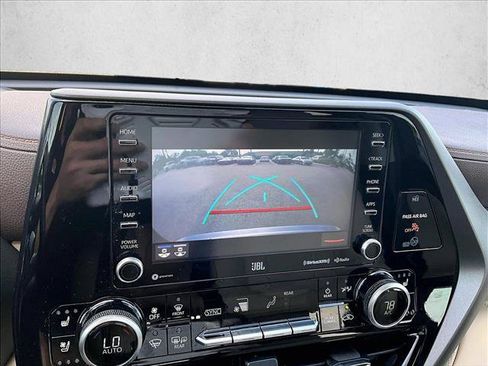 Used 2021 Toyota Highlander Limited FWD image 21