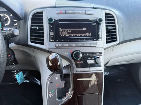 Used 2010 Toyota Venza 4dr Wgn I4 AWD (Natl) image 27