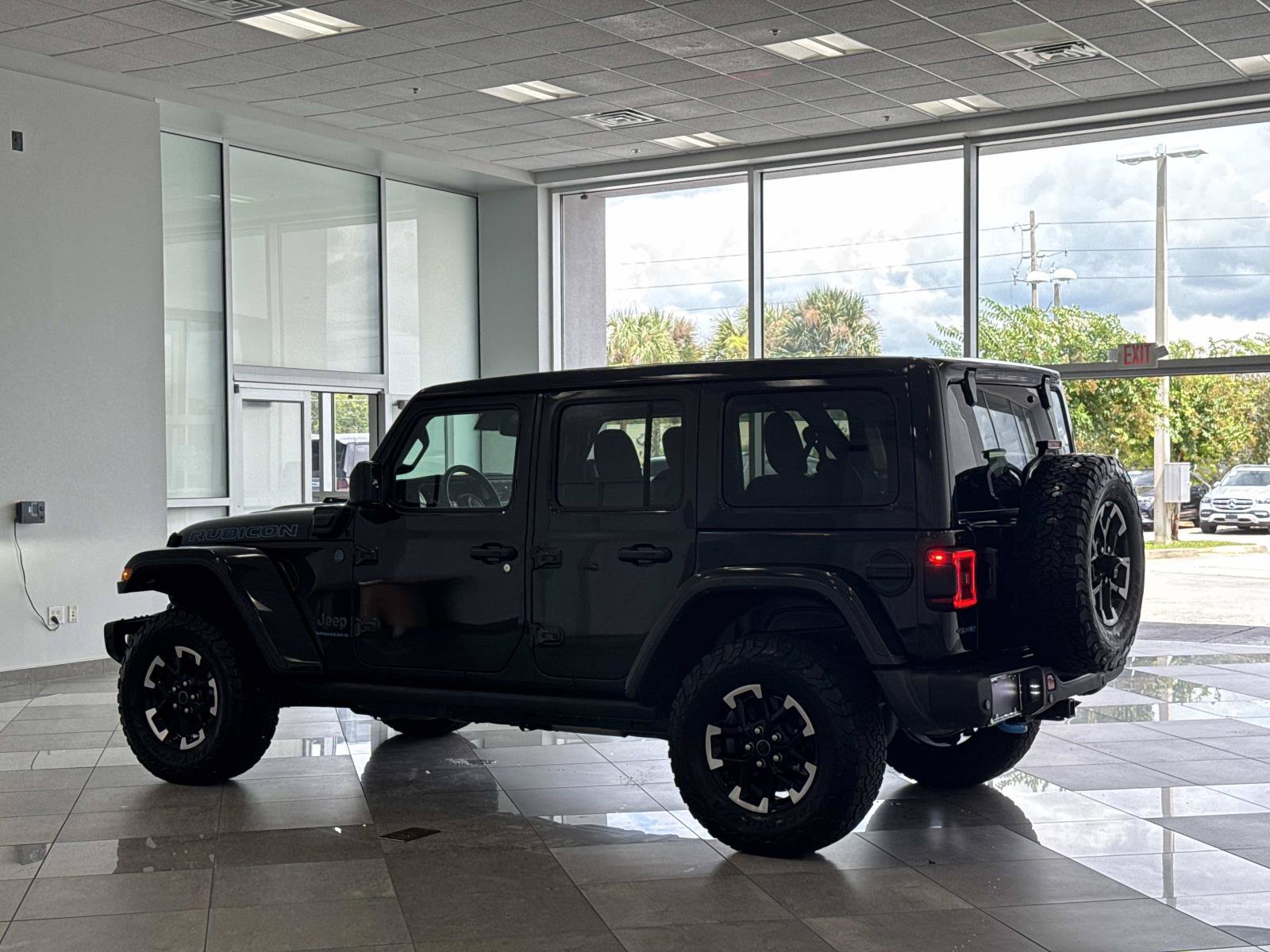 Used 2024 Jeep Wrangler Unlimited Rubicon 4xe AWD/4WD image 27